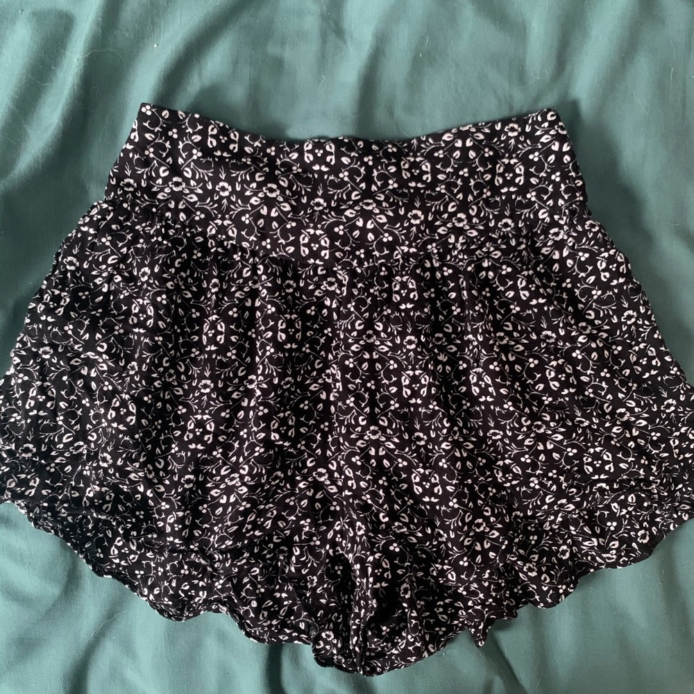 Cute black and white floral pattern flowy shorts